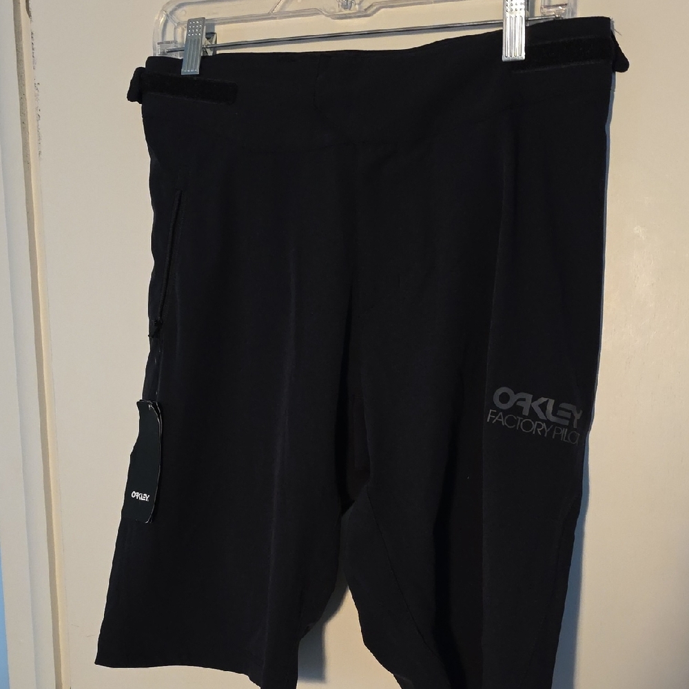 NWT Oakley Black Stretch Shorts 30W 11.5" Inseam Very Unique Oakley Product